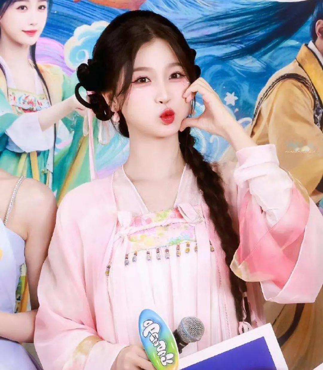 你知道吗？深夜的社交媒体上，一位明星的深情怀念感动了无数网友！近日，虞书欣在自家