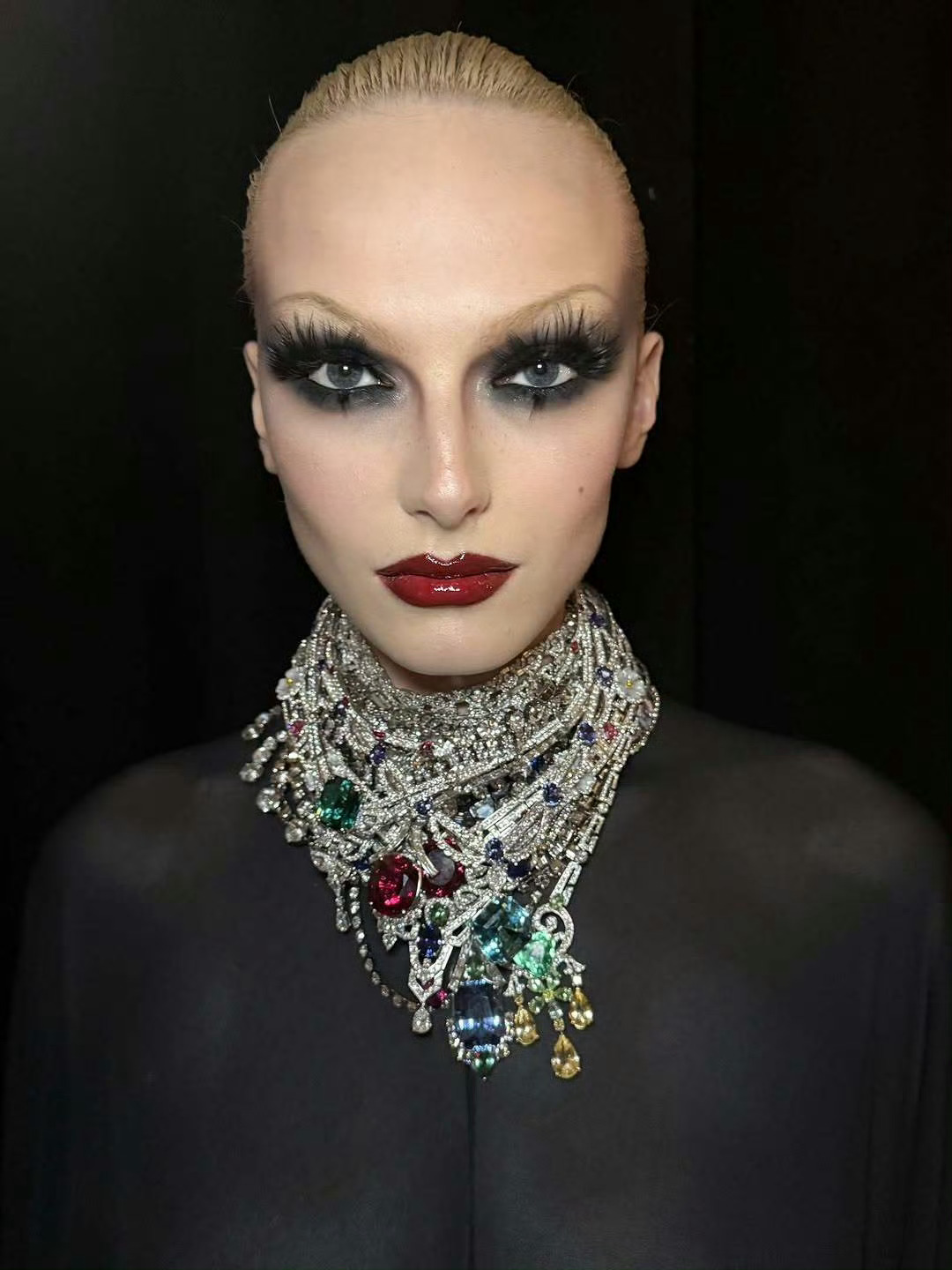 Gucci 2027早春系列也带来了高级珠宝，由超模Alex Consani 佩