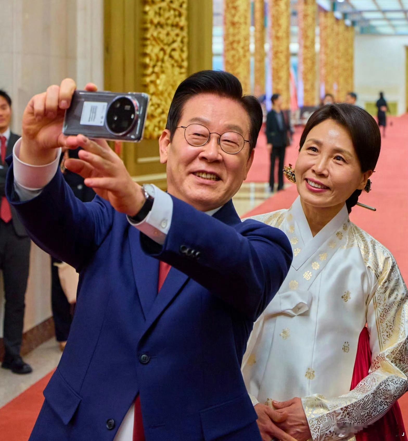 李在明自拍原来总统也不撕手机背面的标签啊。