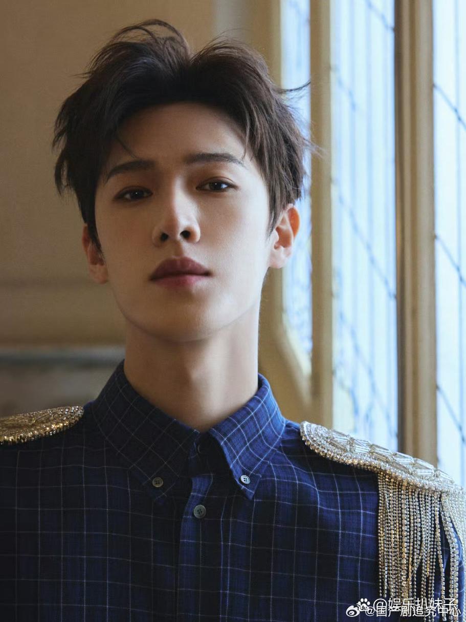 1.李昀锐特别喜欢奶龙，家里买了特别多的周边产品，他自己也和奶龙一样萌萌的。2.