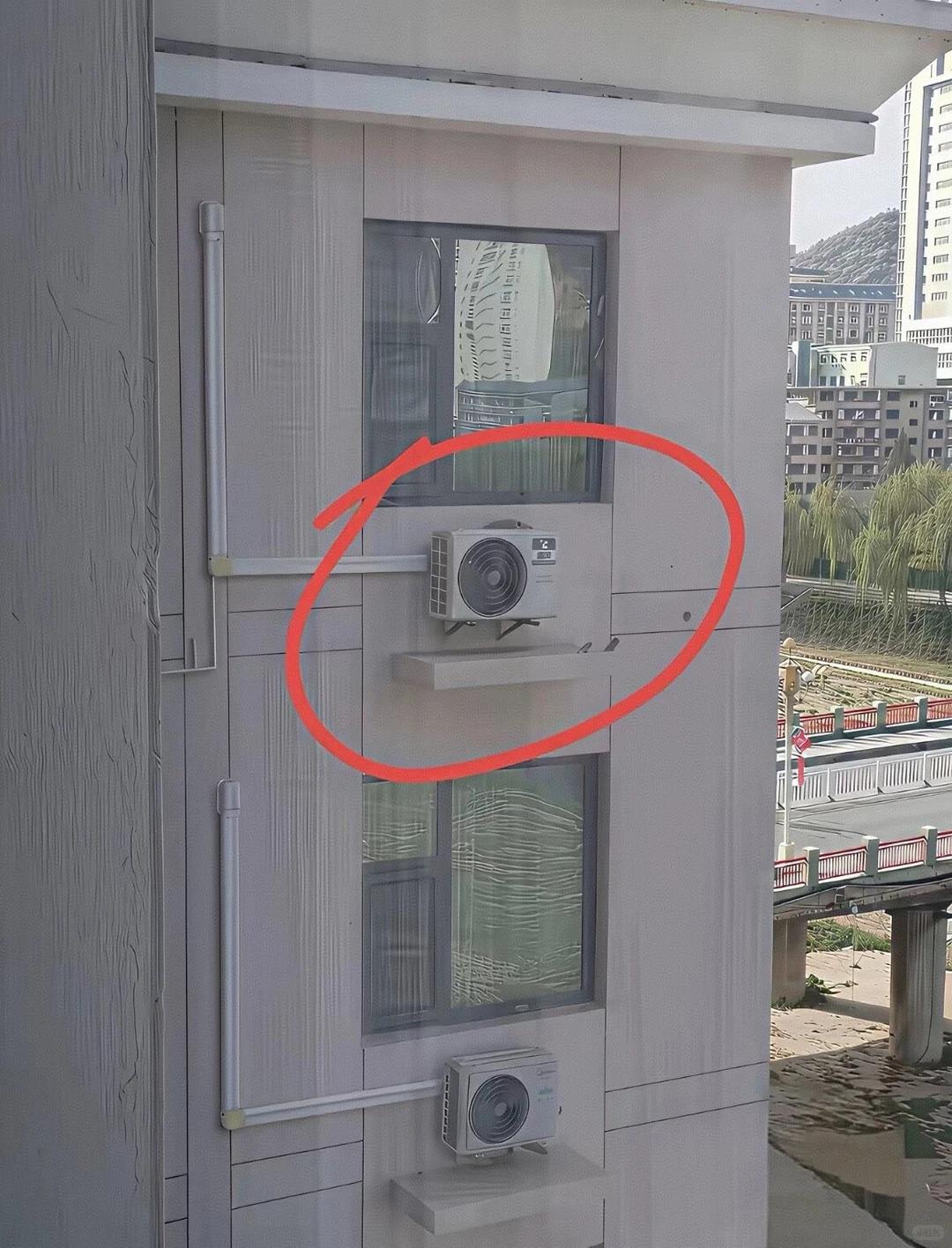 不懂就问：有预留好的空调外机放置台，他们不放在上面，却还要弄个空调架子？有什么讲