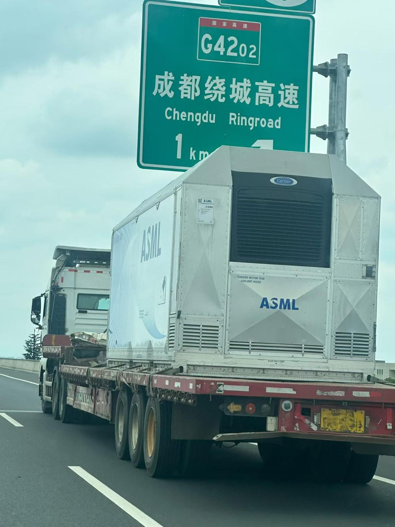 这是什么大杀器啊，
成都能用阿斯麦尔设备的，
估计就是新易盛吧。