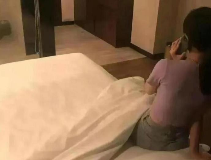 浙江嘉兴，大半夜的男子在网上聊到一个美女，二人想要见面发生亲密的关系。对方撩人的