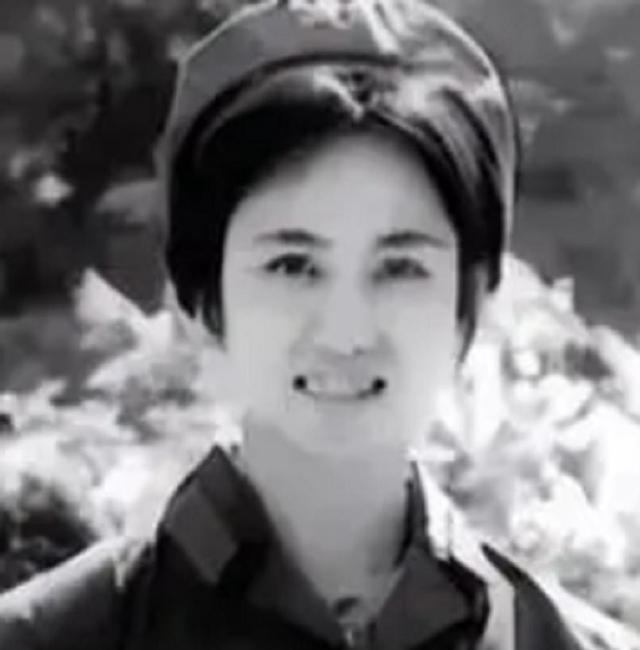 1972年，许世友登上军用飞机后愣住了，原来飞行员竟是三女儿许华山。他反应过来，