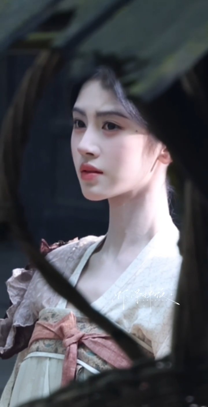 素净却美得动人🥹好想轻轻抚摸一下绿夏宝宝眼旁的泪痣🤏🏻鞠婧祎苏绿夏越素净越