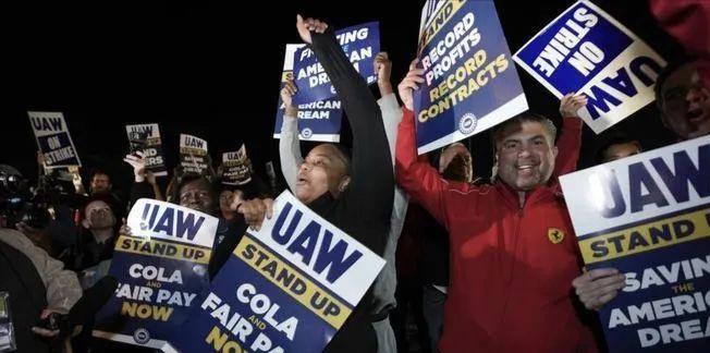 美国汽车工人大罢工引发死局：拜登、特朗普赶往现场，局势难以解决！
近期，美国汽车