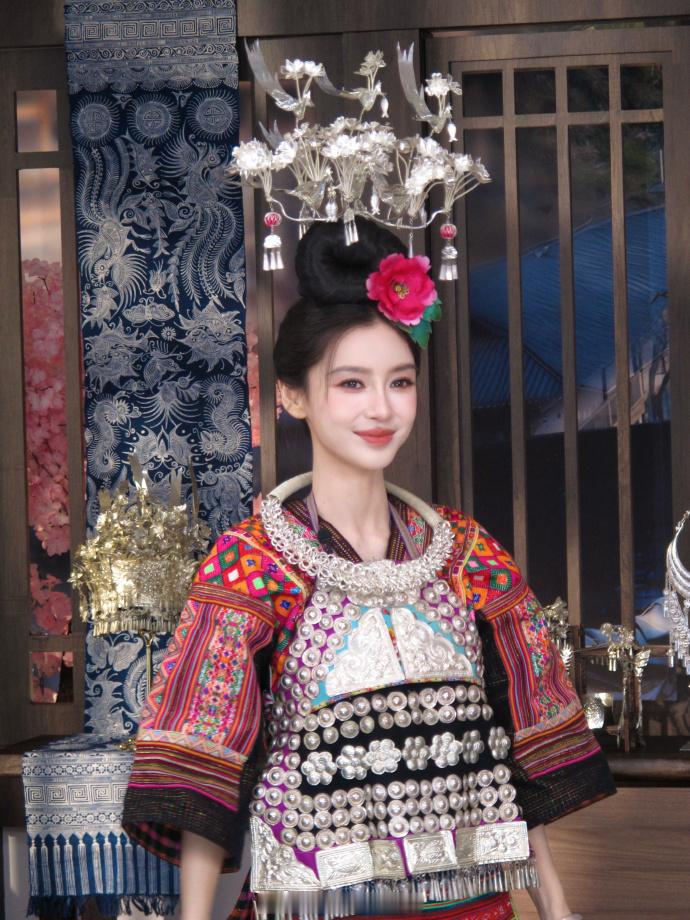 angelababy今天是苗寨女孩  angelababy苗族妆造美成啥了  银