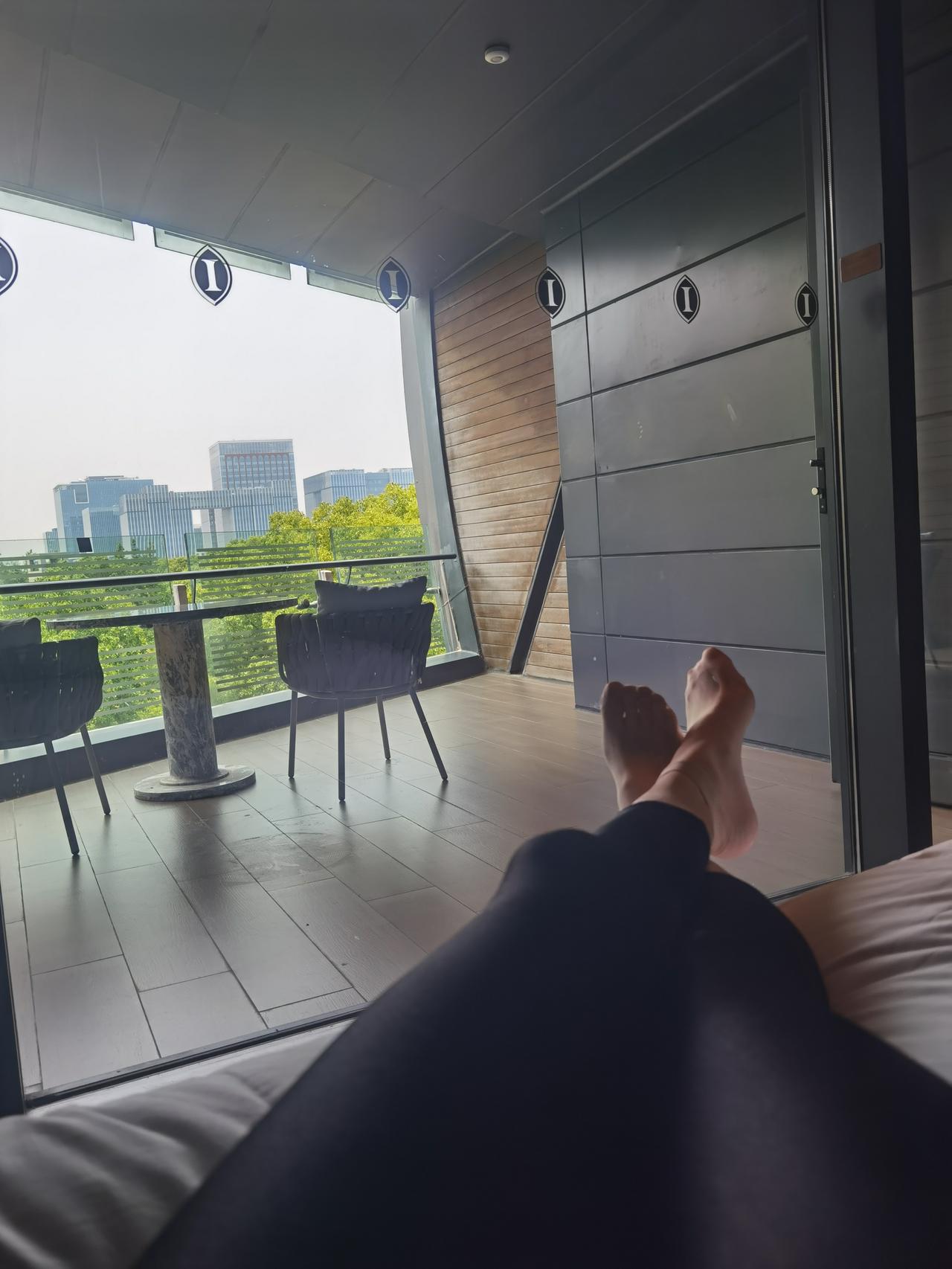 花点钱，换个地方躺着。

床不一样，沙发不一样，自然翘腿的感觉也不一样了。

人
