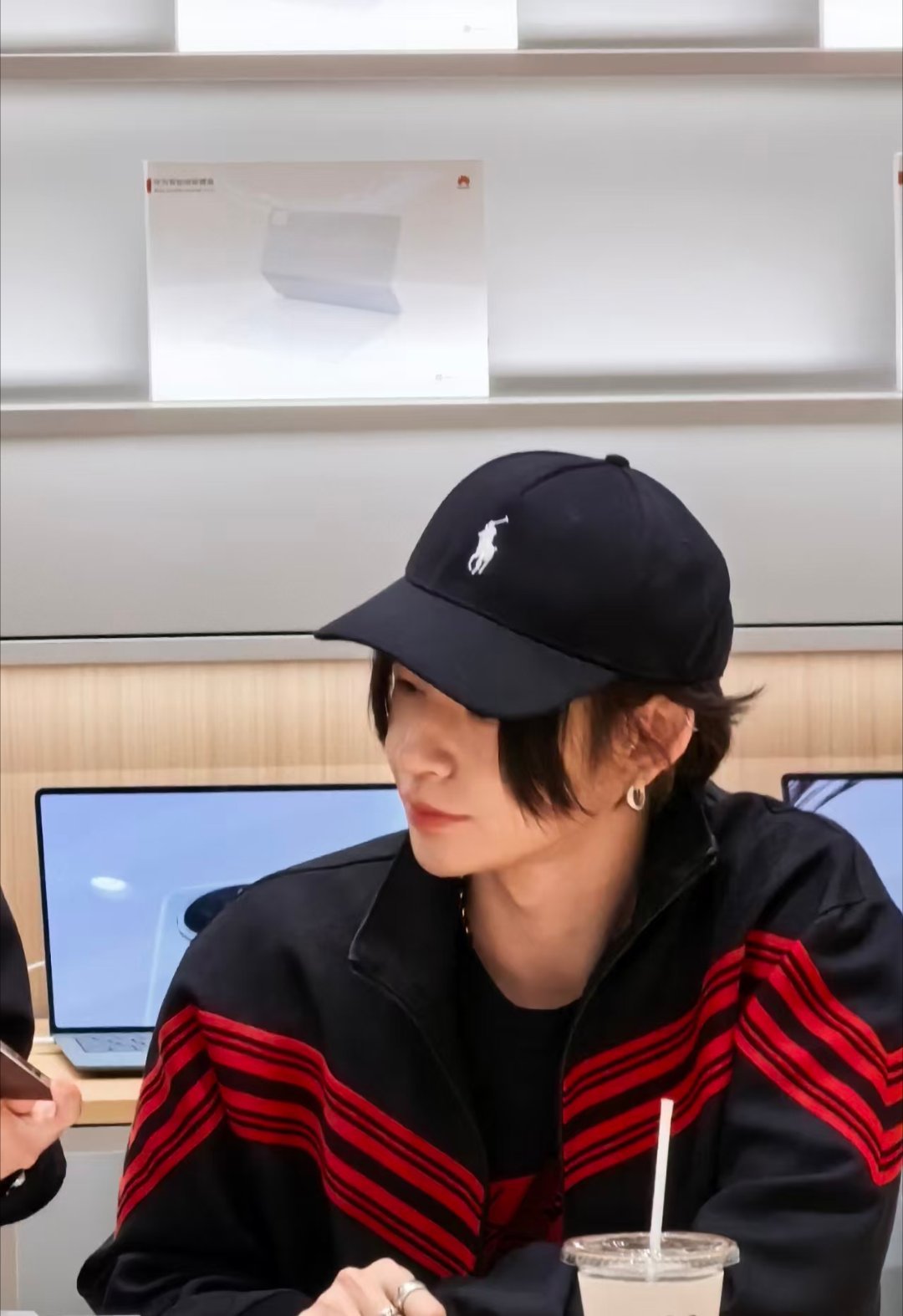 苏州线下偶遇王琳凯王琳凯线下全黑LOOK偶遇剧透🆘！王琳凯苏州闪现记！黑帽子黑