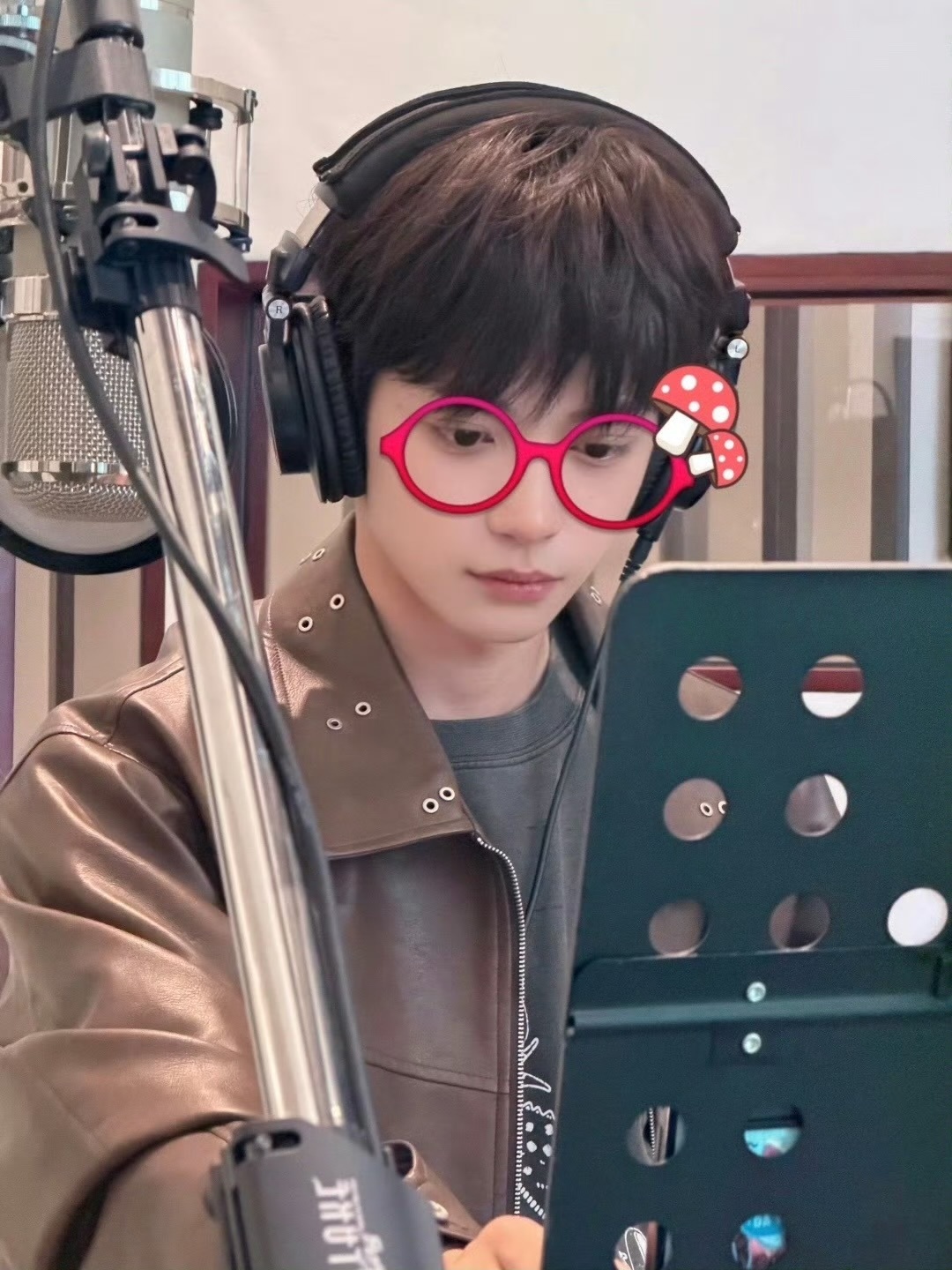 梓渝青年歌手梓渝“你是我跨越山河万里，携带着芳香也要碰面的光” "𝓨𝓸𝓾 