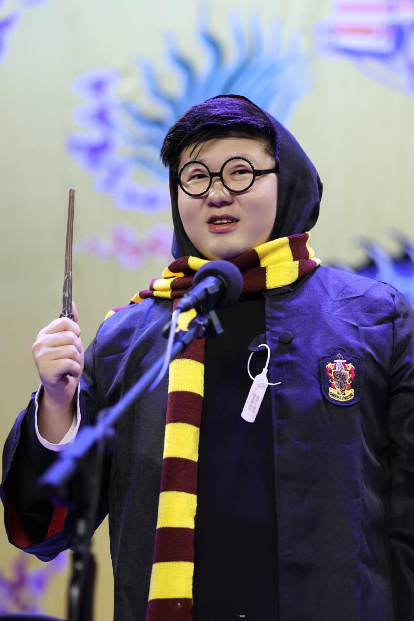 看我少年爹多可爱。到达喊石洋姐姐“姐姐”，似乎听到了二哥跟石洋姐姐嘀咕：“我喊您