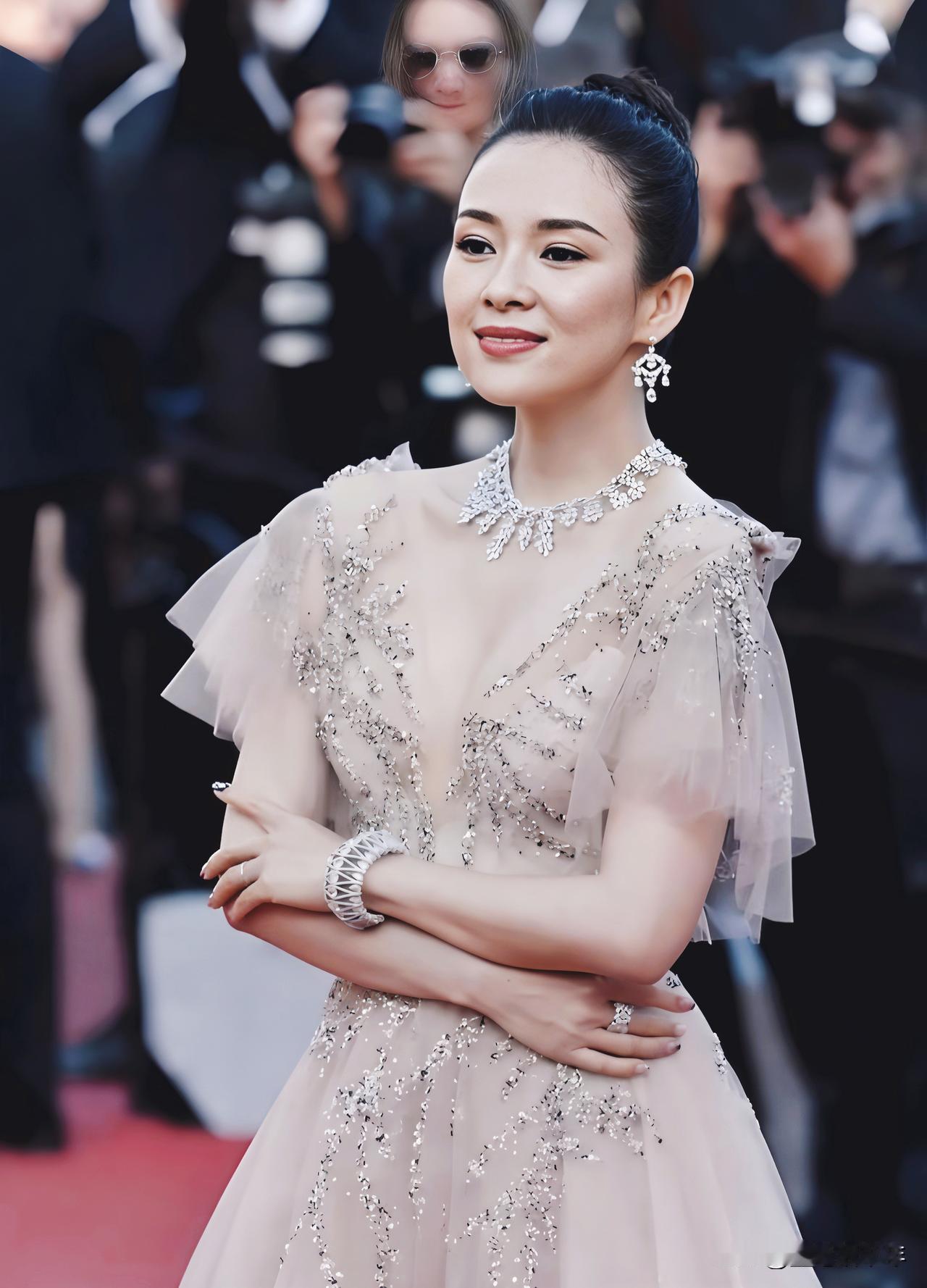 章子怡：不靠任何人的底气！

家人们，总说章子怡野心大，可她最绝的，是从来不伸手