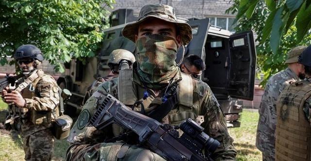 为什么俄罗斯放着几十万的正规军不用，却大量使用雇佣兵？其实俄罗斯不是放着几十万正