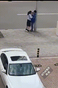 小伙子太不识趣了！还是真的不爱了？
女孩主动上前表达爱，男孩无动于衷，是不愿意，
