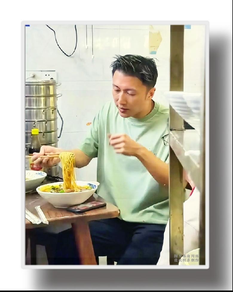 镜头里光鲜亮丽的大明星，私下竟这么接地气！
 
谢霆锋独自一人现身香港街边的小吃
