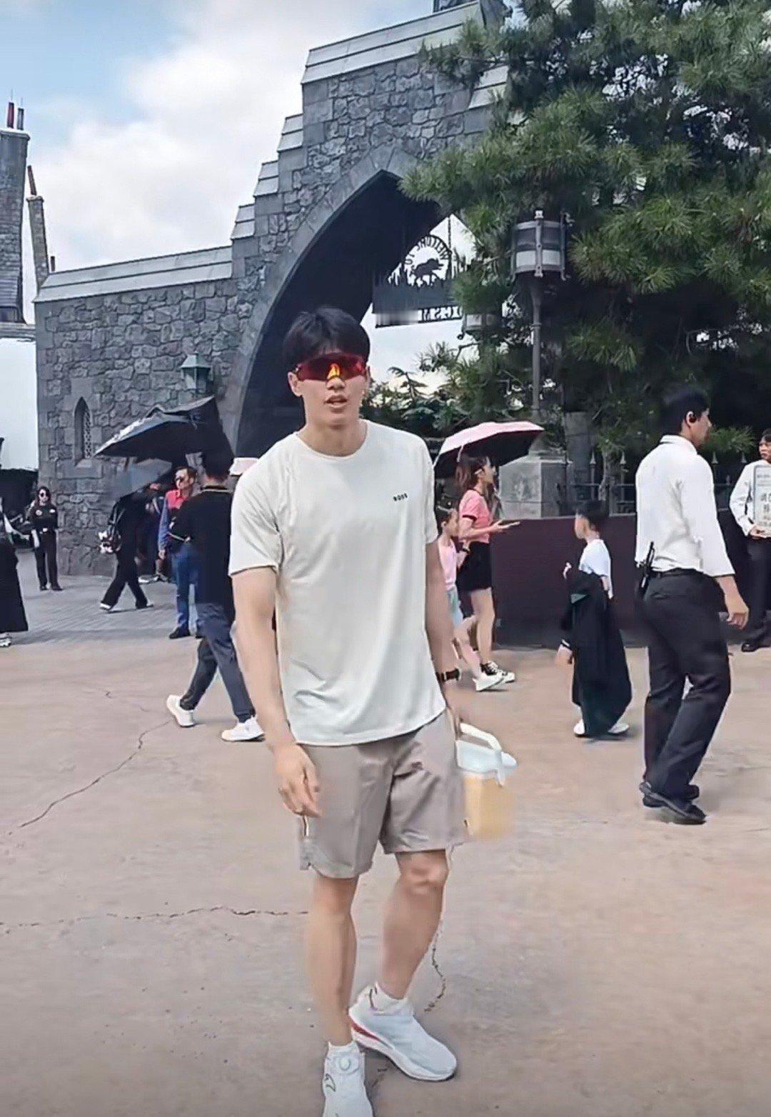 #环球影城偶遇汪顺孙佳俊# 泳队出门还🉐拎饭🤣🤣有点心疼又有点好笑hhhh