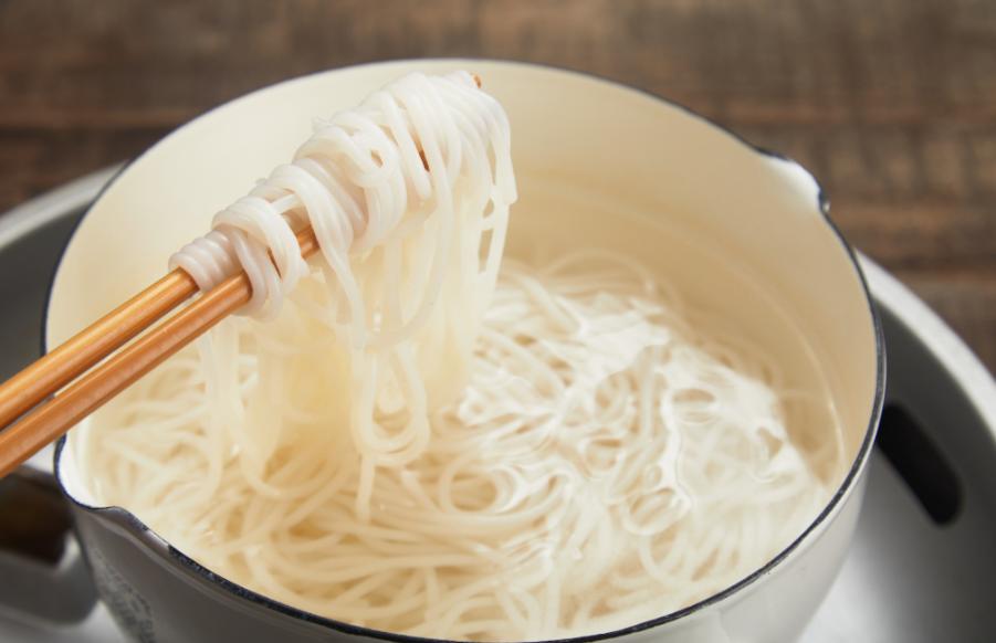 多吃面条对“胰岛”不好吗？提醒：若想降低血糖，少吃这6种食物

李大爷一直是个面