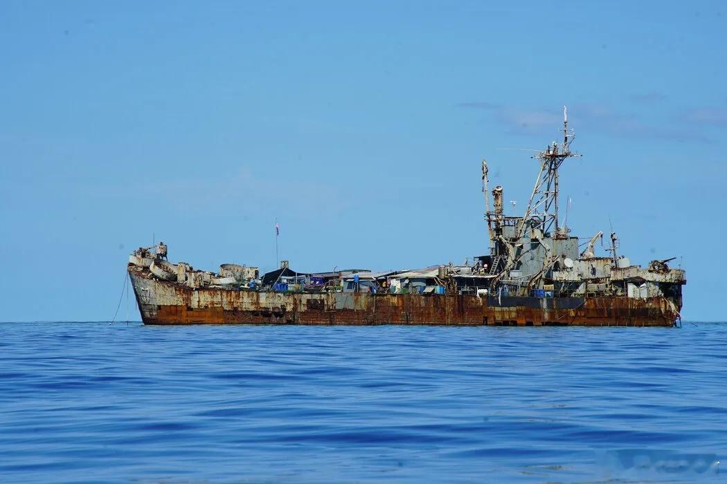 驱逐中国外交官？“055”已坐镇美济礁055大驱停到了仁爱礁16海里外，菲律宾瞎