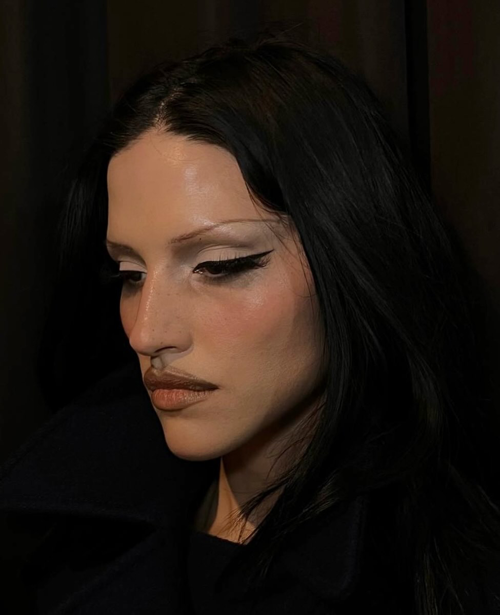 Gucci 2027早春大秀妆容，千禧摩登妆。 