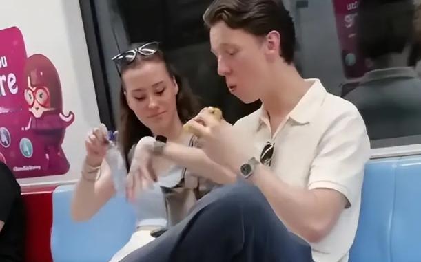 香港地铁罚款也太双标了，
大陆游客啃两口面包就罚 1500元，外国白人吃喝嬉戏就