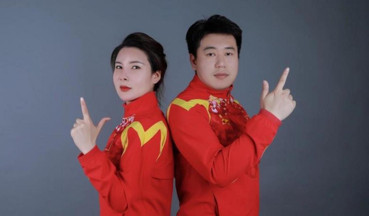 2008年北京奥运会射击场上发生的一幕至今让人津津乐道：已是老将的杜丽在比赛间隙