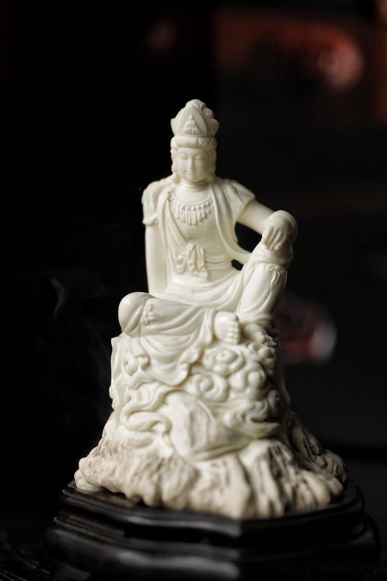 有些观音像端坐莲台，庄严肃穆；有些观音像，却多了一份随性与自在。

这尊以鹿角天