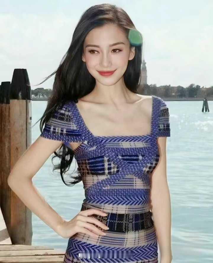 angelababy angelababy 人群自动退成布景，像被风吹散的铅笔画