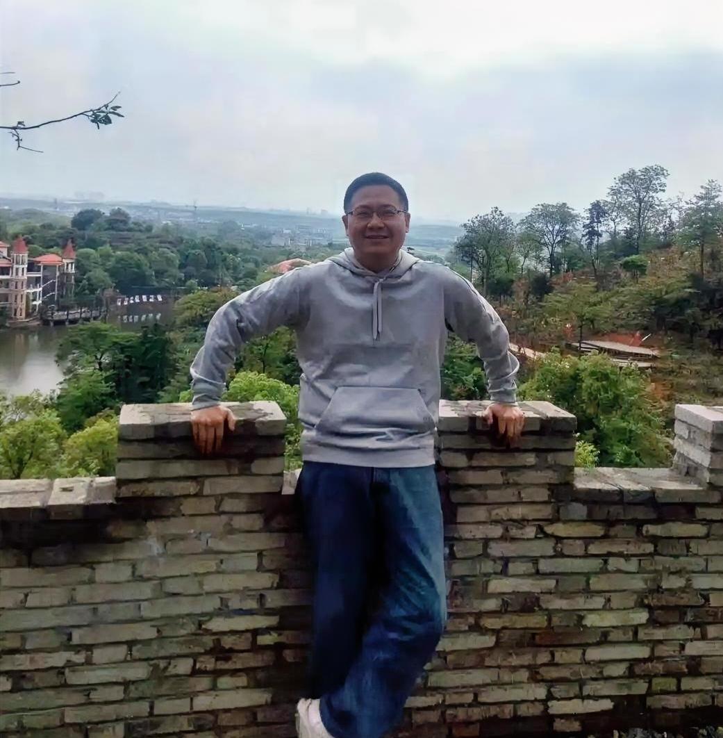 好开心呐，4月的养老金又提前了一天到账啦！

我看了一下卡上的余额还剩有1.86