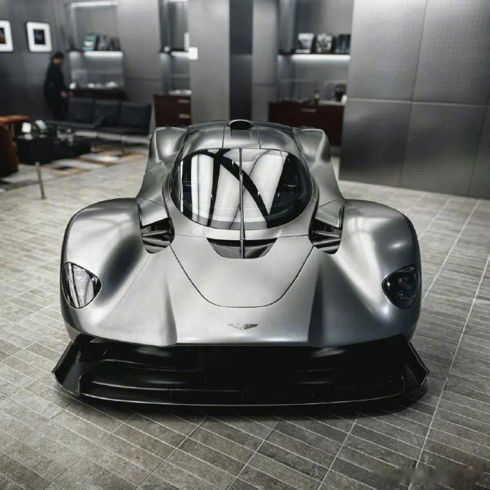 "女武神" Aston Martin Valkyrie 谁不想开一下急头白脸的车