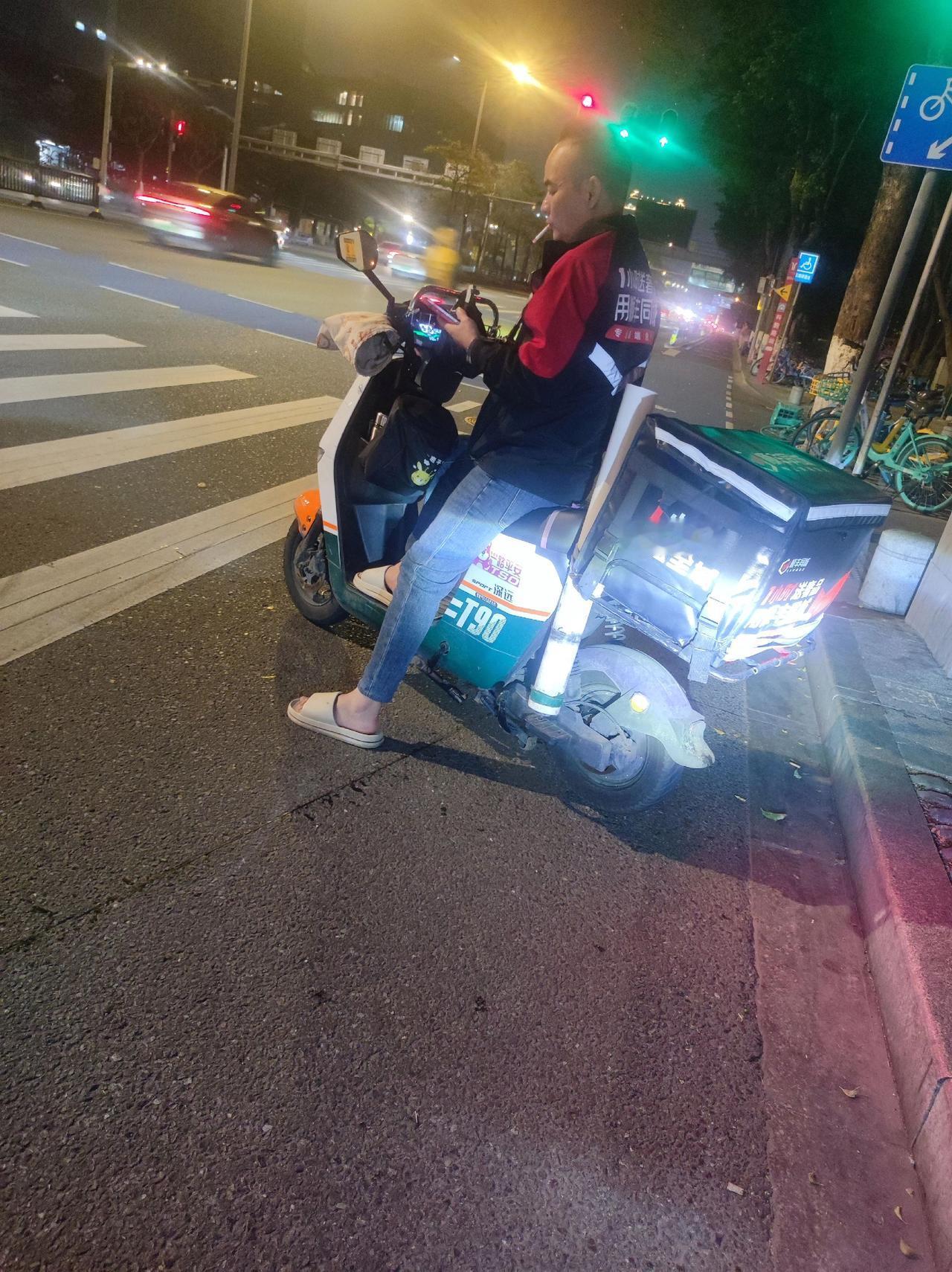 非机动车道都是他的，也不怕被累s