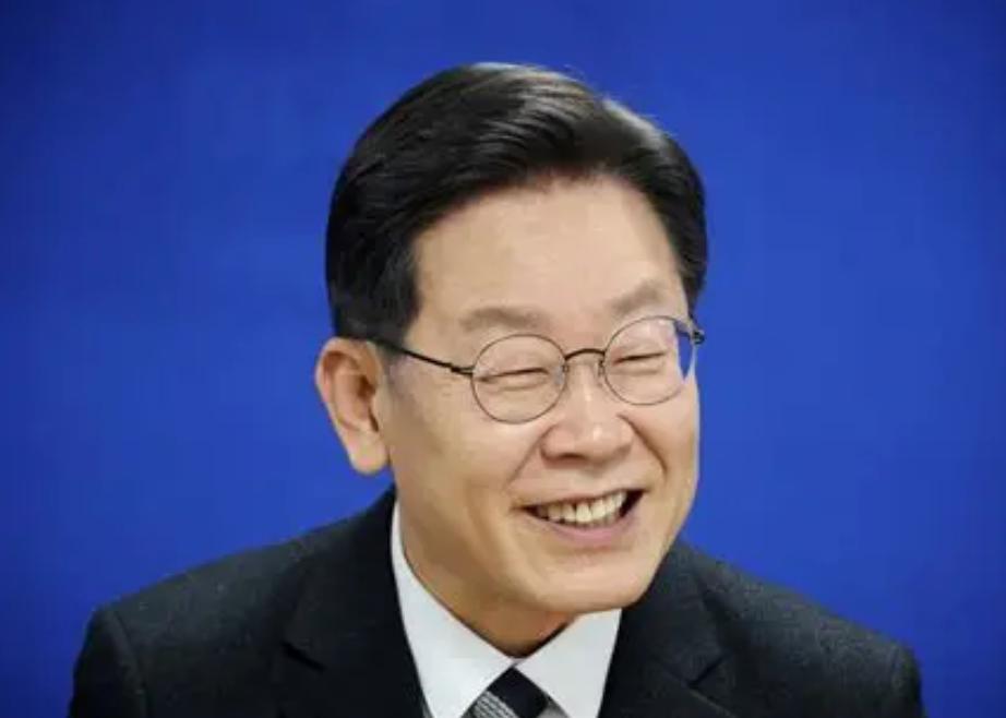 有这么一位人，上一秒刚拒绝了中方“九三阅兵”的邀请，下一秒就坐上了前往白宫的飞机