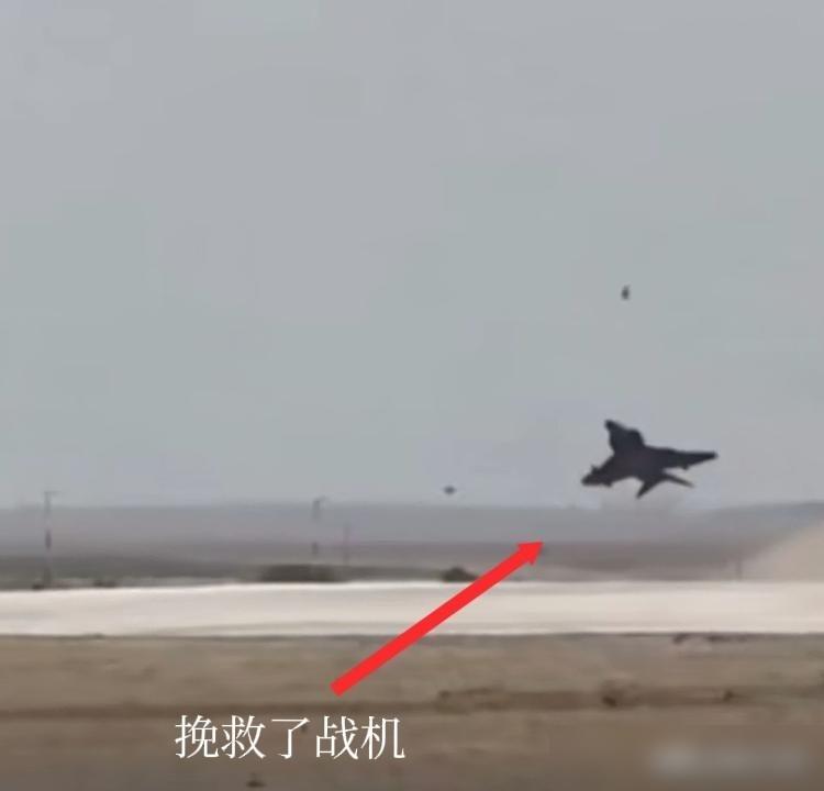 同样是驾驶战斗机拍在了地上，阿二（土耳其）飞行员艺高人胆大，也没弹射。硬是把这架