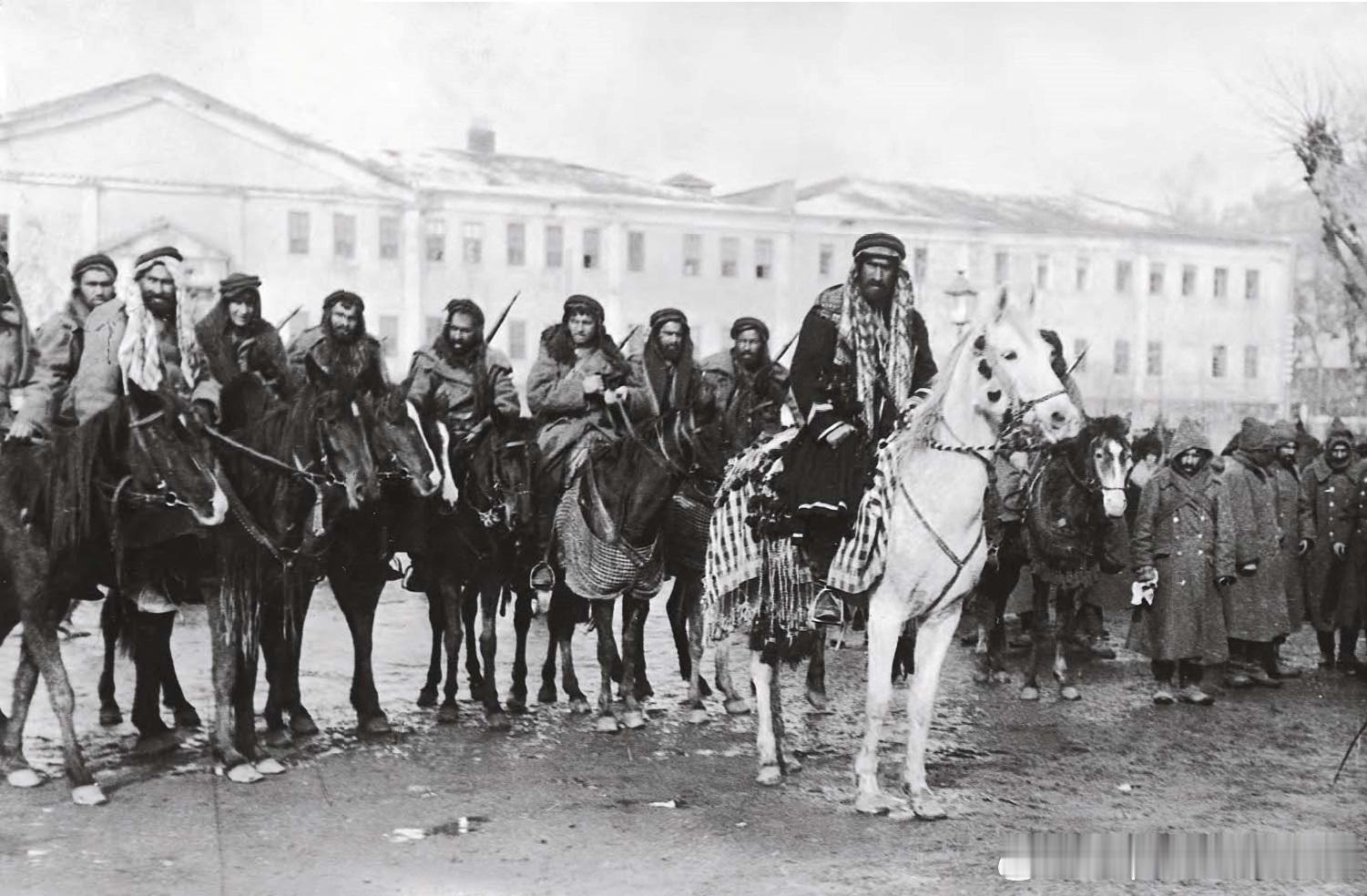1915年3月25日土耳其库尔德骑兵部队。1894-1895年亚美尼亚反抗运动期