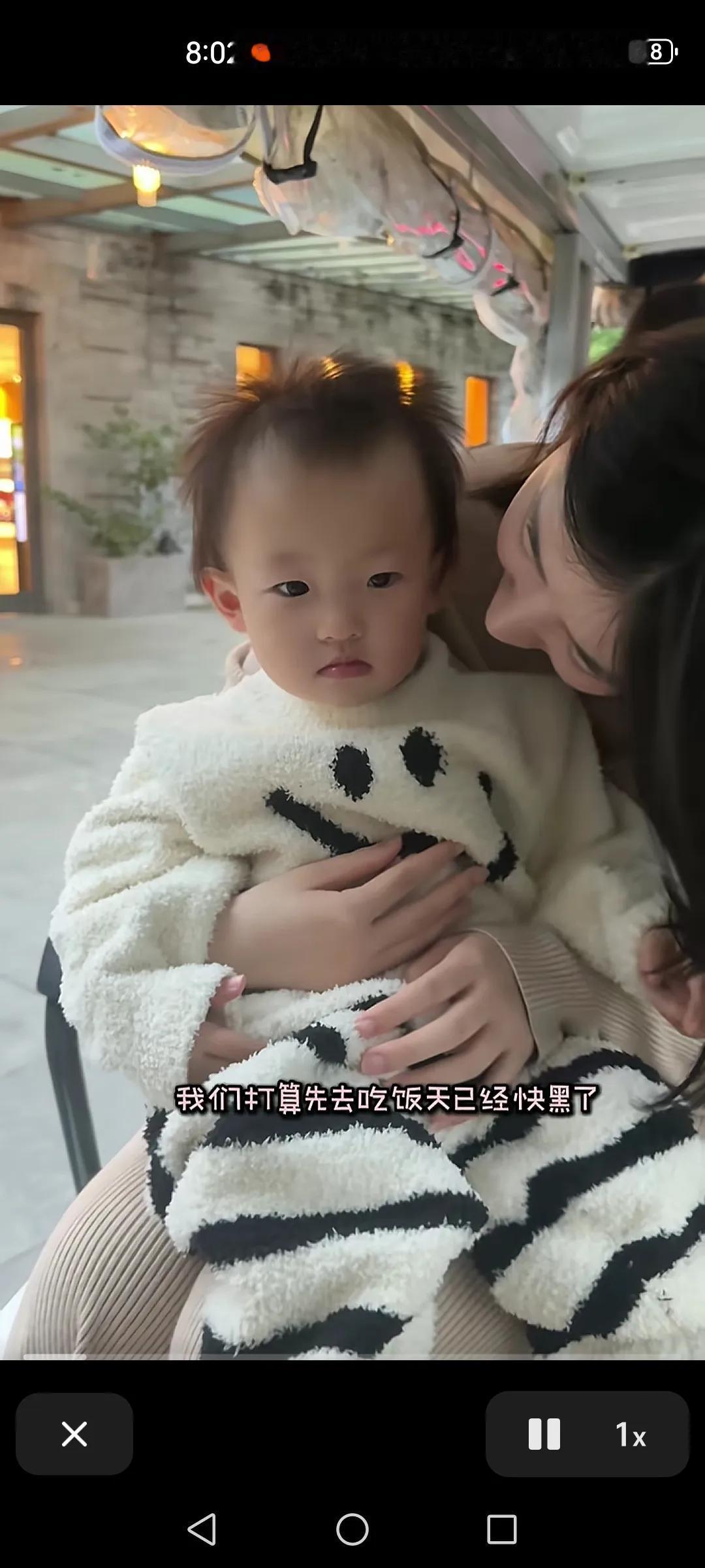 闪闪大王会疼妈妈呀，拿花送妈妈！
有个闺女真不一样呀，会和妈妈一起互动甜蜜。黄一