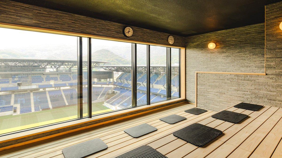 边洗浴桑拿边看球的“球场景观房”

来自J1联赛长崎航海主场：和平体育场

座位