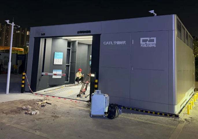 换电朋友圈扩容！极狐与宁德时代达成“巧克力换电”合作，99秒极速满电。新一代换电