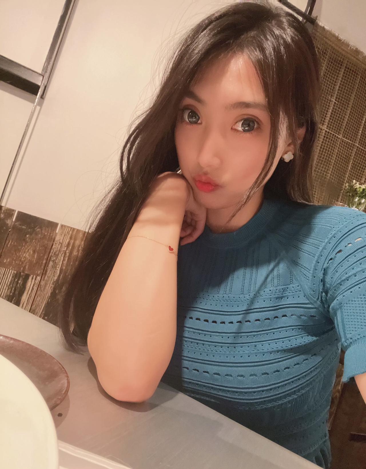 上热门 御姐 美女 穿搭 抖加小助手