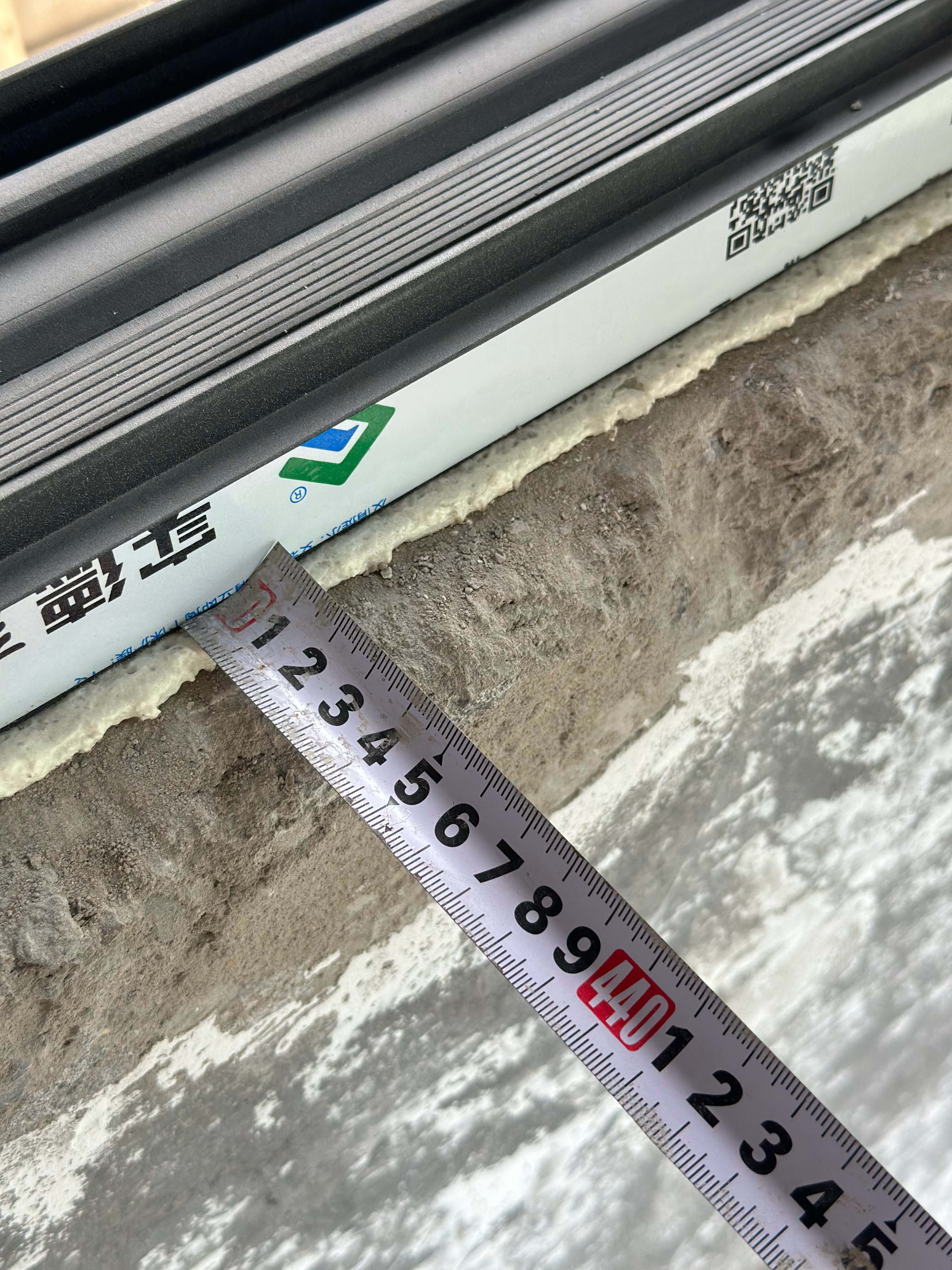 新问题来了窗台太小了，我们这装修不包含窗台石，我一直在纠结要不要做窗台石。不做的