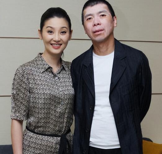 当年，冯小刚爱上了漂亮的徐帆，回家向妻子张娣提出离婚：“我爱上了别人，我们离婚吧