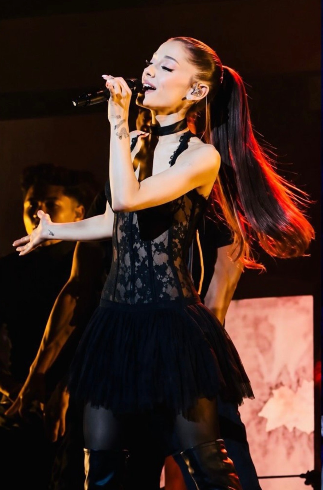 ArianaGrande  巡演六套造型总结你的pick是？ 