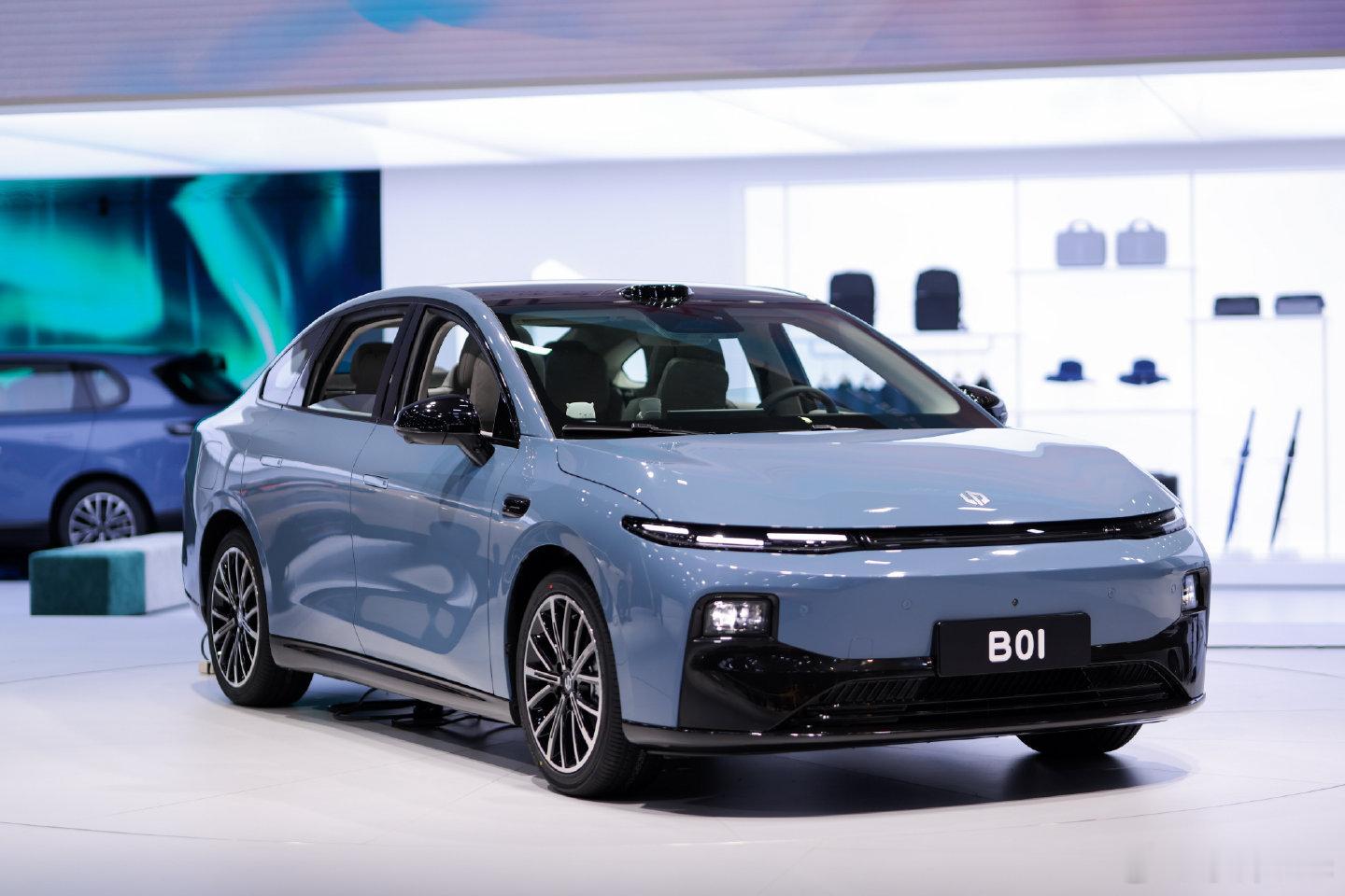零跑b01亮相了，首款轿车，风阻系数0.197，现场不少老外在看，今年会卖到欧洲
