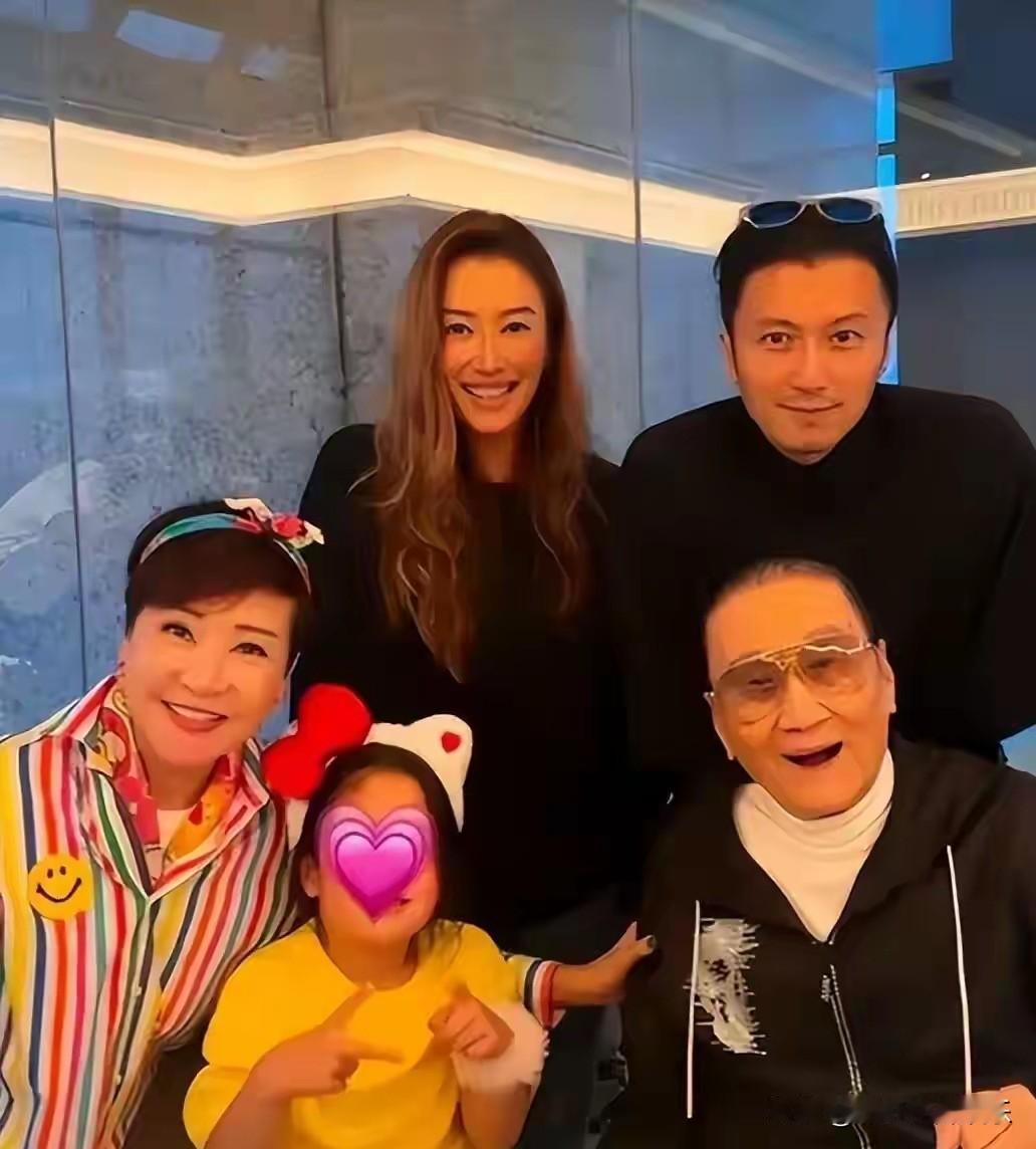 原来谢贤是7月16日走的，他一直撑到谢霆锋来了才肯离开，7月20日火葬，世上再无