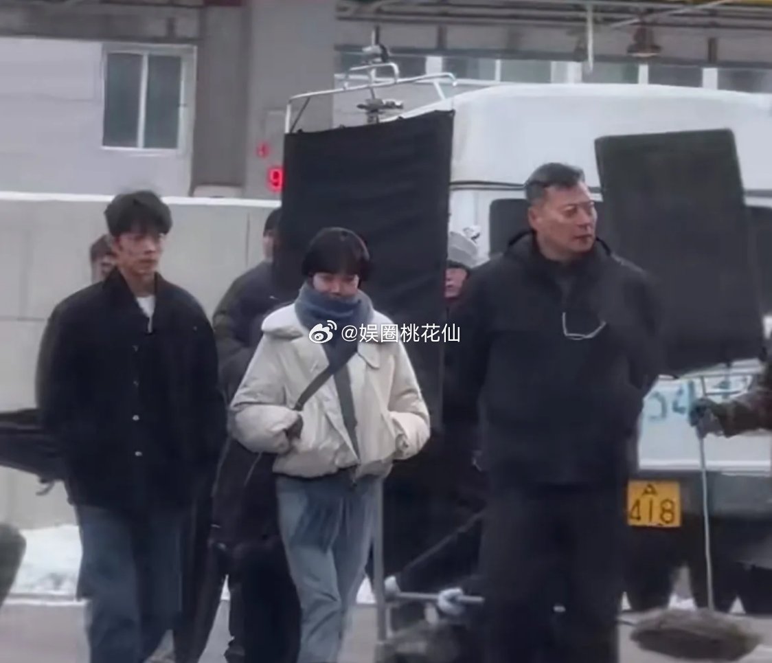 肖战他们拍《小城良方》的时候可太欢乐了！拍着拍着，前面的老师傅在前面走，肖战和姜