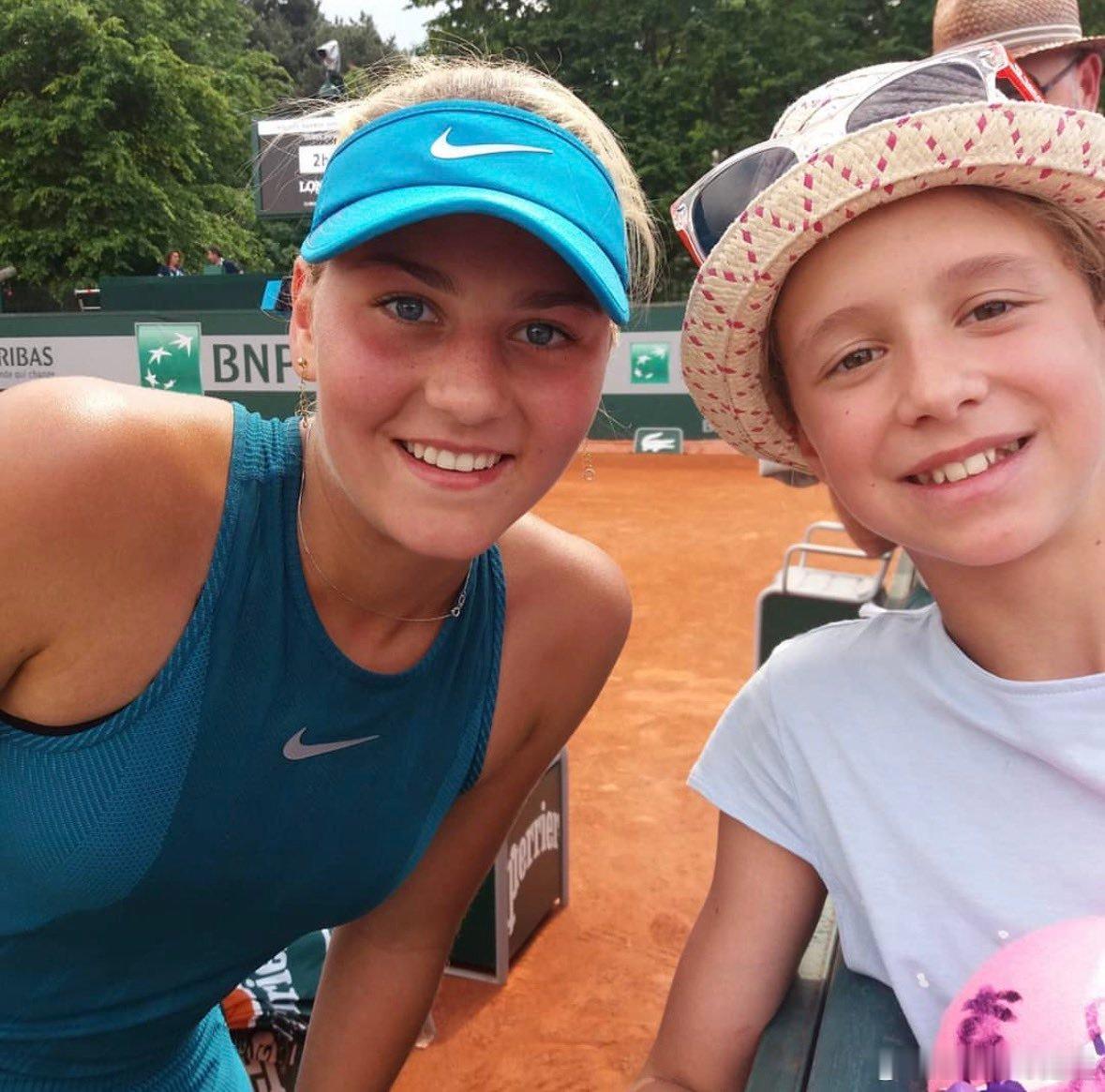 这套战袍如何？WTA历史上第一个乌克兰决赛德比！🇺🇦科斯秋克击败自己15岁时