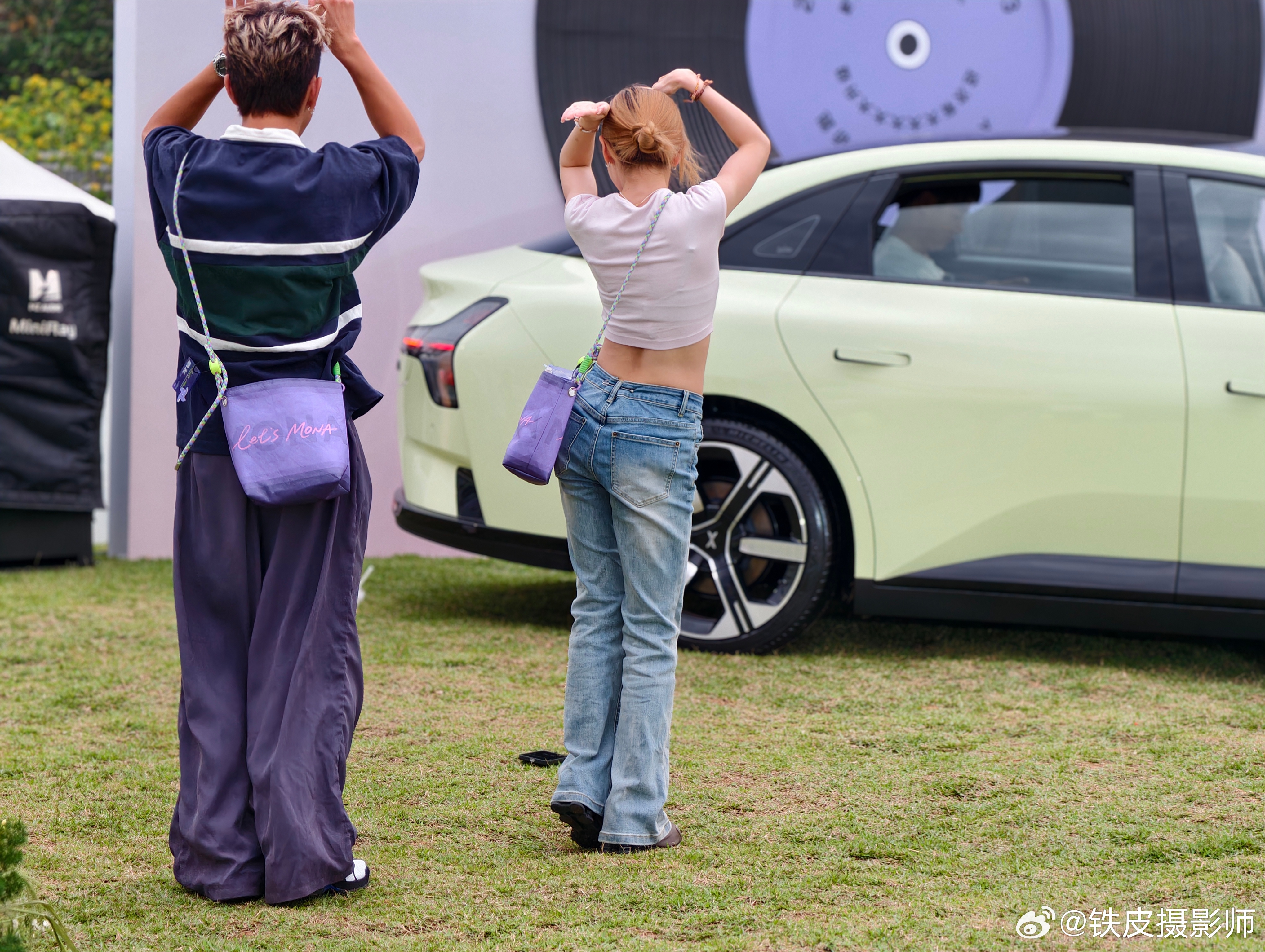 人实在太多，很想拍拍 MONA M03 侧面，结果，下面很多图片都是结果，最成功