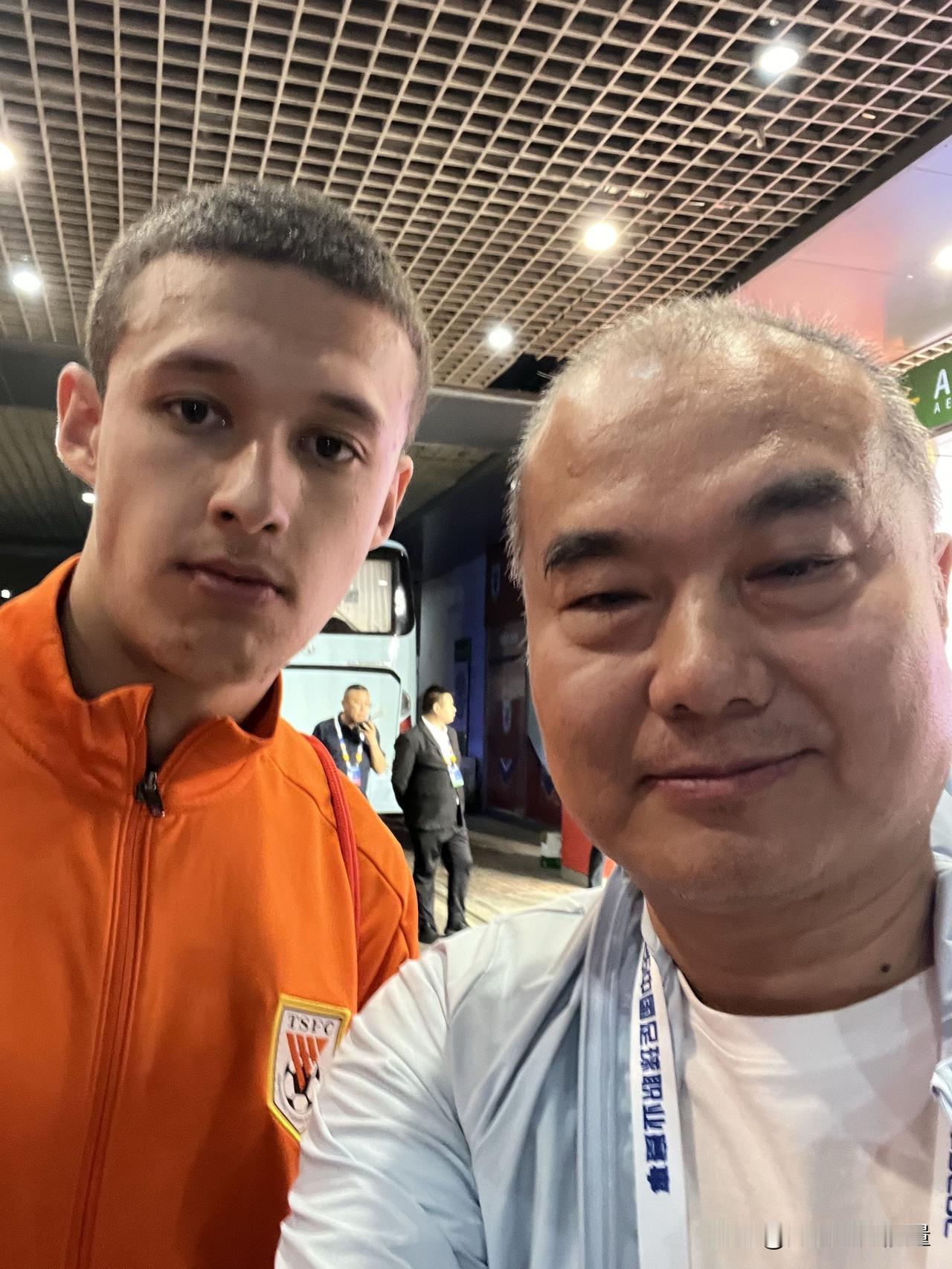 足球比赛要举重若轻啊，除了胜与负之外，情绪价值的输出恐怕也非常重要。
在这一点上