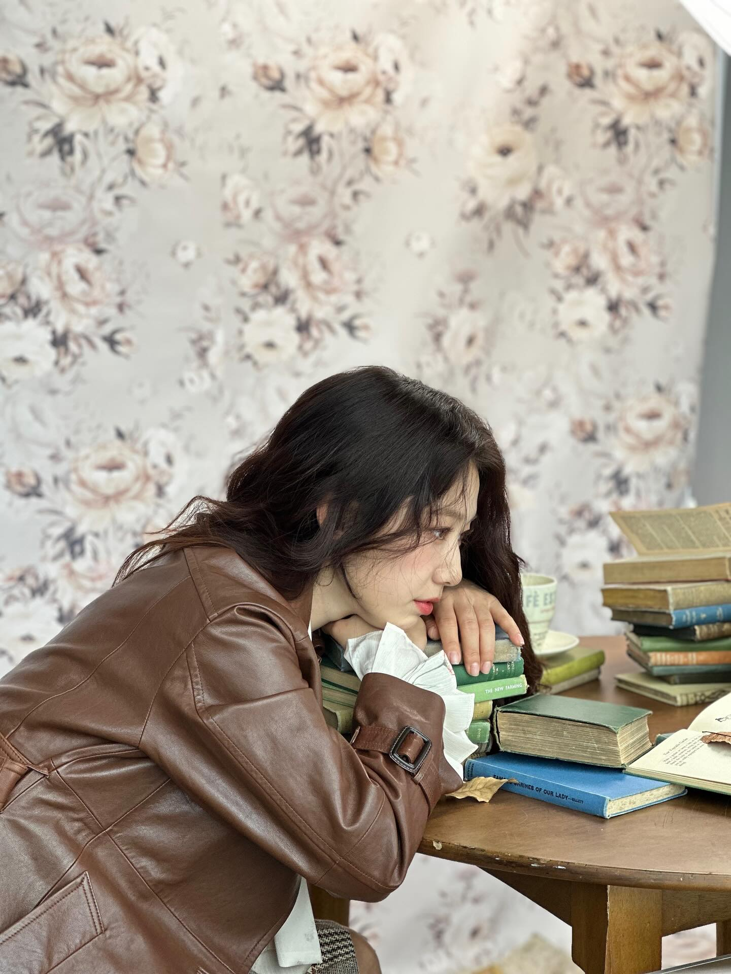 ✨ 251120小助理更新一则用充满秋意的前辈的照片抓住秋天的尾巴...😂cr