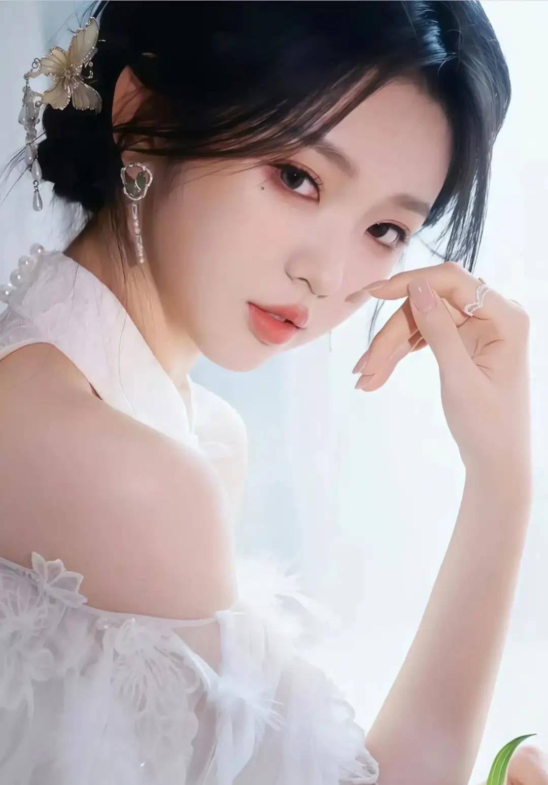 有人评出了短剧圈五大劝退观众女演员。
1.李柯以滤镜碎一地，嘟嘴台词出戏+演技套