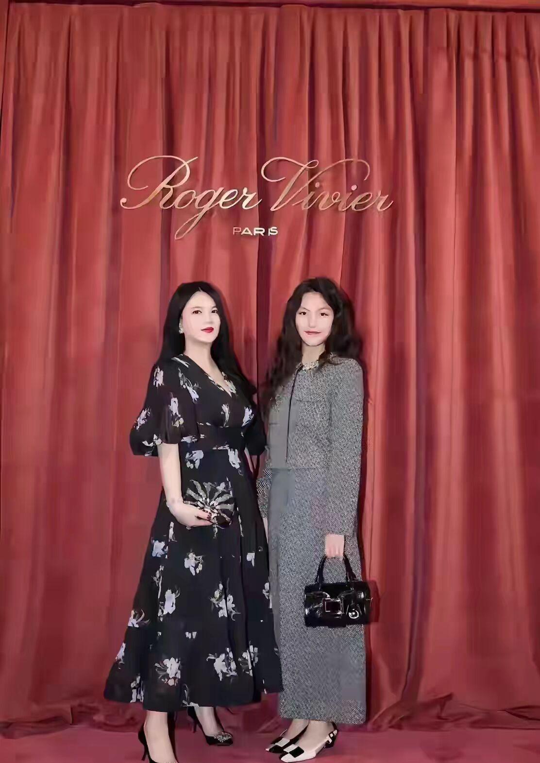 所以，这就是名媛吗？

李湘和女儿王诗龄站在一起合影，我竟然一时之间分不清哪个是