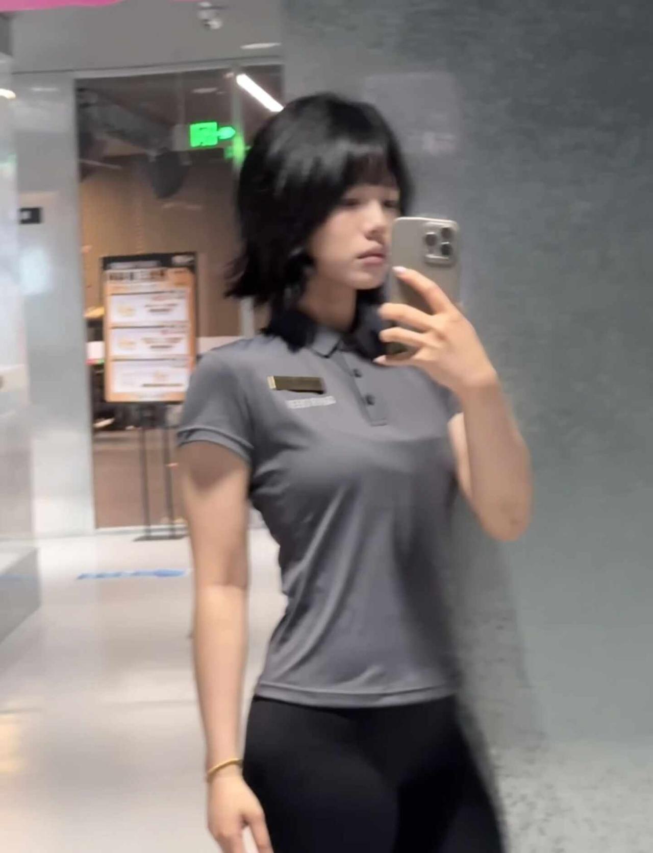 穿上超鹿新工服啦！！
健身房